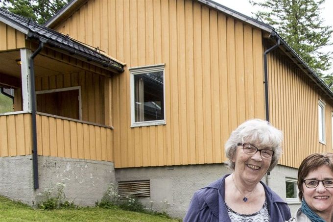 DEL AV MUSEET: Dagny Sleveland, Kari-Margrete Rensel Løvgren og Aud Harriet Sleveland Olsen håper alle at Festsalen vil bli en integrert del en del av museet. – Det er Bakkebø-historien verdt, mener de. FOTO: Frøydis Bredeli