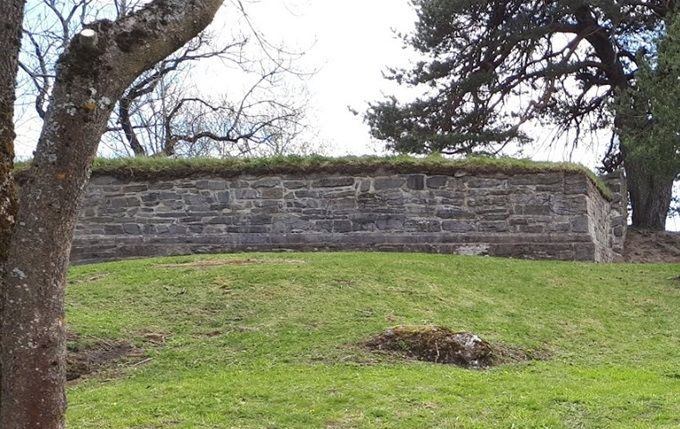 - Det var akkurat her på vollen utenfor Kapittelkirken de dro ut, Gregorius Dagsson og de 90 krigerne hans vinterdagen 1156, på flukt fra kong Øystein, forteller forfatter Tor Bertel Løvgren.