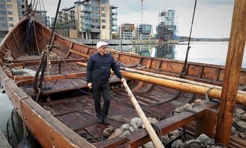 OSEBERGSKIPET: Forfatteren ombord i det nybygde Osebergskipet i Tønsberg. Et lignende langskip var det Gregorius Dagsson og hans menn rodde ut med fra Skien langs kysten til Bjørgvin der det avgjørende slaget ventet. Denne ferden i 1155 kan du lese om i 