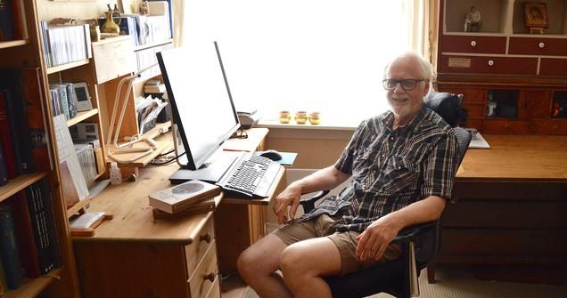 TRO: – Jeg vil gjerne skrive sånn at det blir sant om mennesker og om Gud, så langt jeg har en forestilling om det, sier Tor Bertel Løvgren. Foto: Stein Gudvangen, KPK