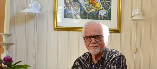 Tor Bertel Løvgren mestrer flere sjangre. I bøkene sine maler han tidsbilder, mens veggene hjemme i stua er smykket med bilder han har malt med pensel. Foto: Stein Gudvangen, KPK